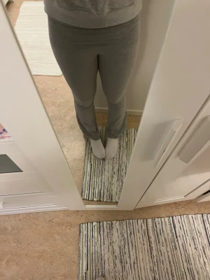 Grå yoga pants - Säljs då de är för korta för mig och inte kan användas längre.