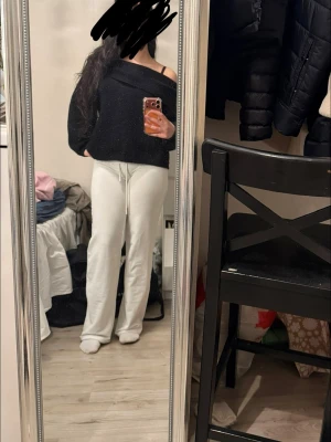 Svart off shoulder stickad tröja - Säljer en svart stickad tröja med off shoulder-design. Tröjan har en avslappnad passform och långa ärmar, perfekt för en trendig och chill look. Passar till både jeans och mjukisbyxor för en casual stil. 