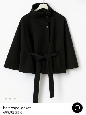 Svart knyt kappa från Gina Tricot - Svart knyt kappa från Gina, helt oanvänd med lappen kvar🩷storlek: XS/S! 