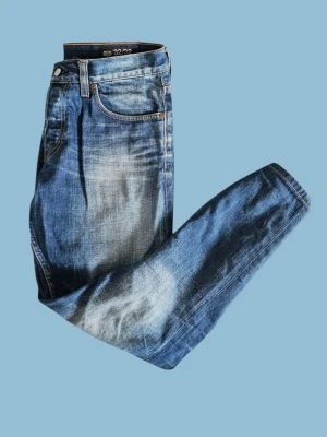 Blåa Jeans - Klassiska blå Jeans från Crockers. Jeansen har en texturerad look och är ett perfekt val för en avslappnad stil.
