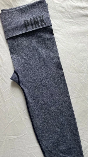 Victoria’s Secret PINK Seamless Capri Yoga Pants - Leggings från VS PINK med bred, vikbar midja och diskret logga på linningen. Stretchigt material som sitter tight och är perfekta för träning.Klassisk design utan mönster och med mjuk känsla.