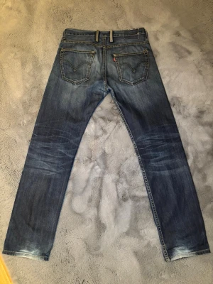 Levis 504 straight fit  - Nu säljer jag ett par asfeta Levis 504 med riktigt coola fades och honey combs | Storlek: 31/32 | Skick: 8/10, det finns inga defekter | de har en straight passform och passar bra till allt | Skriv till mig för fler frågor och bilder ;)