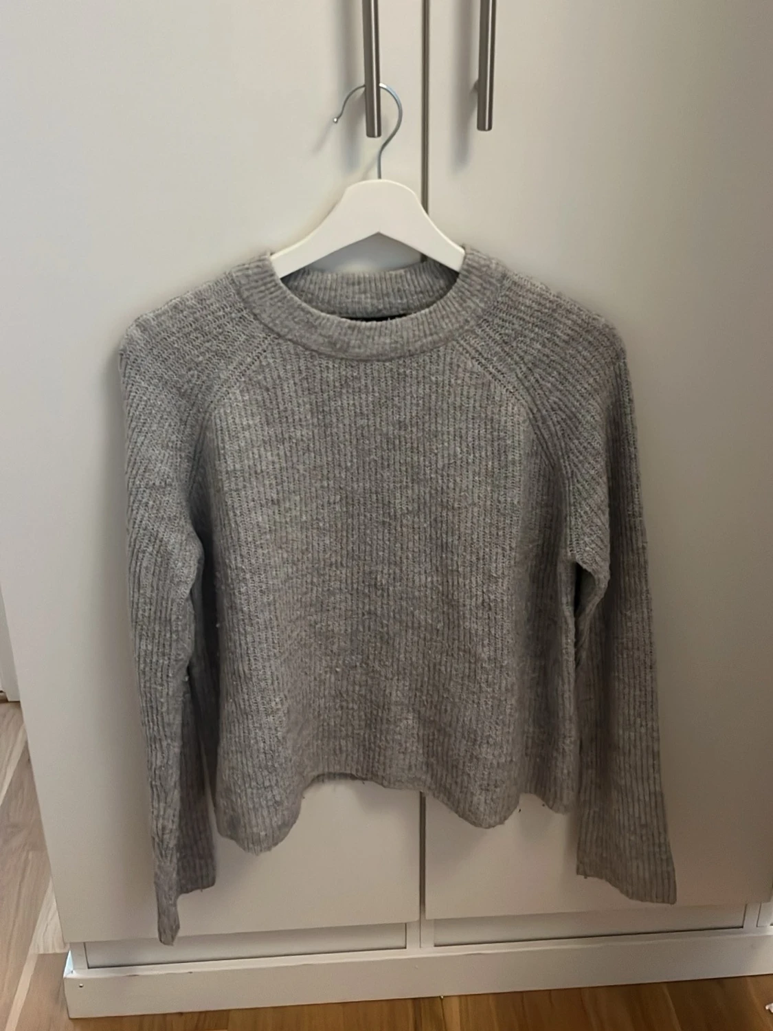 Grå stickad tröja från Pieces