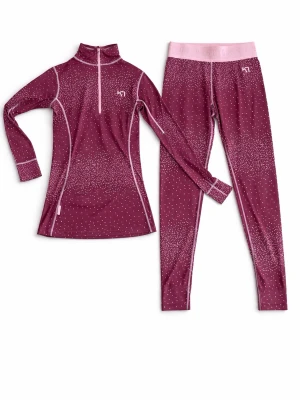 Vinrött underställsset från Kari Traa - Säljer ett vinrött underställsset från Kari Traa med vita prickar. Setet består av en långärmad topp med half zip och matchande tights. Tillverkat i mjuk och stretchig polyester med elastan för bästa komfort. Perfekt för kalla dagar eller träning. Tröja i S och byxa i M