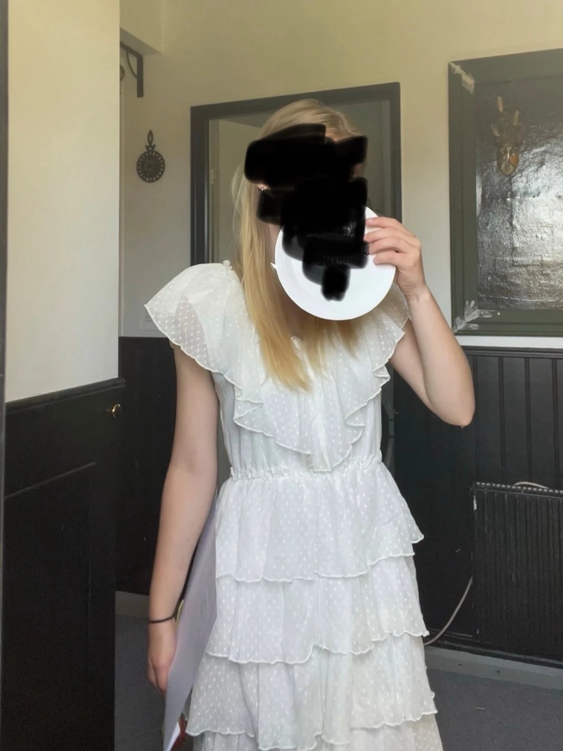 Vit volangklänning med prickigt mönster