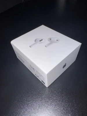 AirPods Pro 3 NC - Säljer ett par vita Apple AirPods Pro 3 NC med stilren design och silikonproppar för extra komfort. Hörlurarna är trådlösa och levereras i originalförpackning. Perfekta för dig som vill ha grym ljudkvalitet och smidig anslutning till din iPhone eller andra Apple-enheter. (Endast öppnad inte använda)