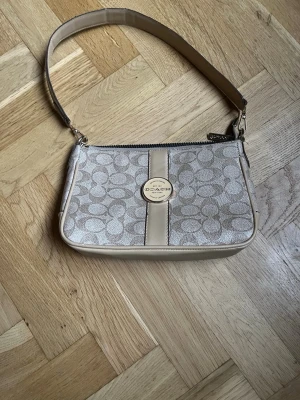 Coach Väska  - Otroligt fin coachväska som säljs då den inte kommer till användning💗Köptes i Hurghada, Nypris: 800kr