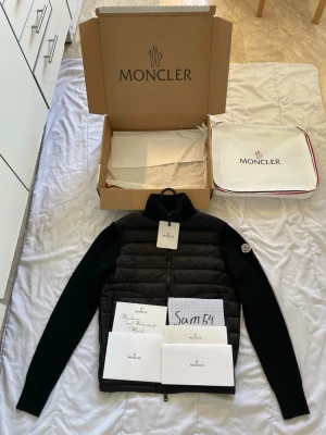 Moncler cardigan jacka - Säljer denna cardigan jackan från moncler. jackan är oanvänd endast testad. Känner att jag inte passar i den därav säljer jag den! Jackan är en perfekt jacka att ha nu. Original pris är 10 095kr säljer den för 6000kr. Strl L passar M/S. Kvitto finns tid förfrågan. Priset är inte huggit i sten och kan förhandlas vid snabb affär. 