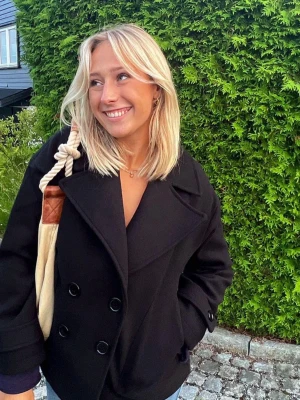 Svart kappa från design by si  - Svart kappa från design by si, i otroligt bra skick, ingen syn på användning . Skriv för frågor / bilder. 