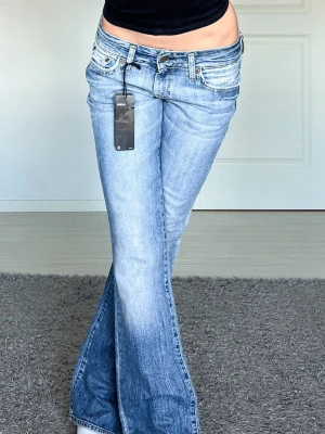 Lee jeans - Midjemått: 38cm rakt över, innerbenslängd: 81cm 💗lappar kvar