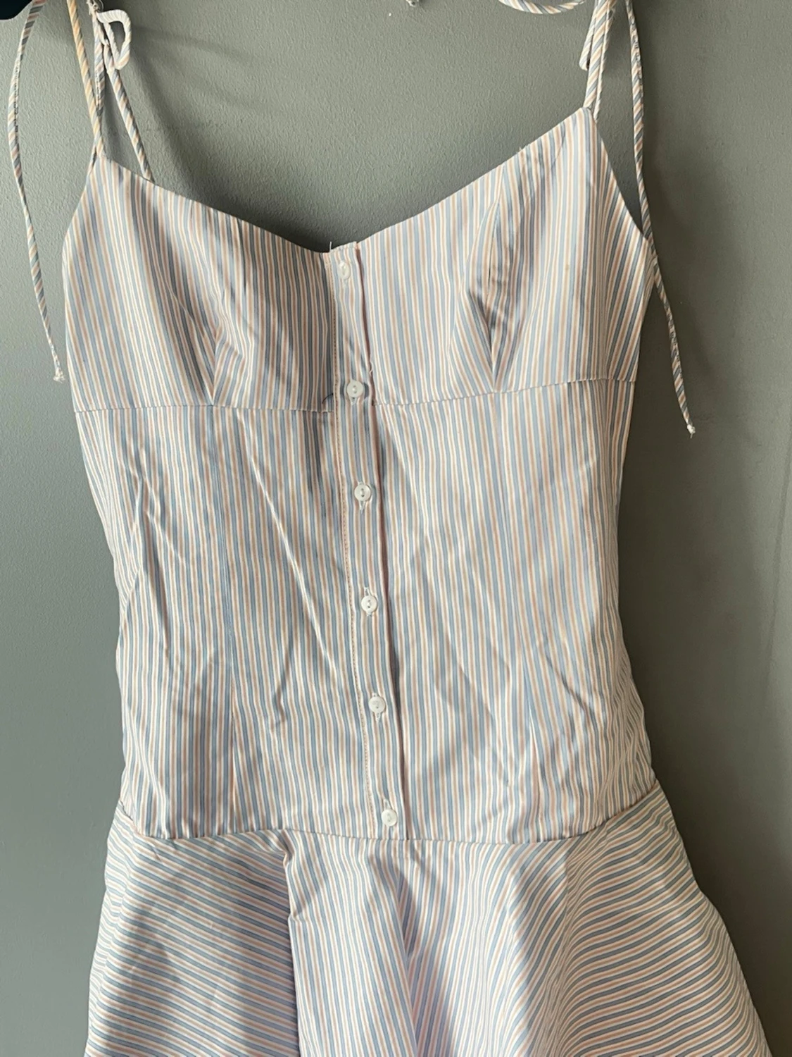 Randig kort klänning med knytband - 2