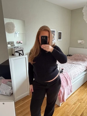 Finstickad tröja - En superfin svart finstickad tröja från lager157 i storlek L men passar också M, väldigt fint skick och ett perfekt basplagg 💖