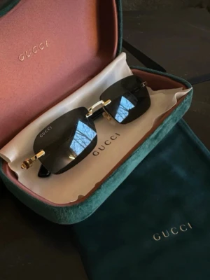 GUCCI Shades - Helt nya , fick dessa i present men har redan ett liknande par. Allt som medföljer samt glasögonen är från Gucci och original Serie nummer finns på bilden  Ny pris 4000 hos GUCCI so no barging please 👌.                            Först till kvarn 😊