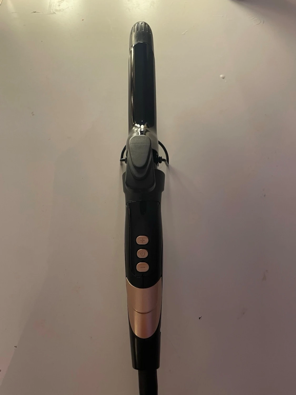 Svart locktång med guldiga detaljer