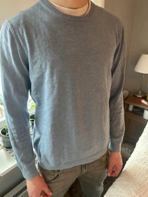 Ljusblå tröja från Bläck - Snygg ljusblå tröja från Bläck. Storlek L. Modellen är 186cm 73kg