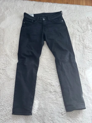 Svarta straight jeans från H&M - Säljer ett par svarta straight fit jeans från H&M i storlek 30/32. Jeansen har klassisk femficksdesign, normal midja och raka ben. Perfekta till en avslappnad och stilren look. Materialet är mjukt och bekvämt, passar till många olika outfits.