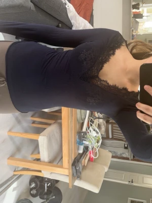 marinblå intimissmi tröja💕 - en marinblå intimissmi tröja med lite defekter som syns på bilderna🫰🏻 inte så mycket använd bara ett par gånger och är annars i mycket fint skick💗 säljer pga att den inte används 💕