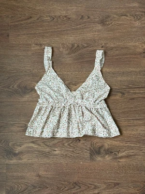 Somrig topp - Topp med blommönster, strl S