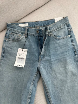 Ljusblåa straight leg jeans från Zara💙💙 - Säljer superfina straight leg jeans från Zara, då dem inte kommit till användning. Skriv vid frågor💙💙