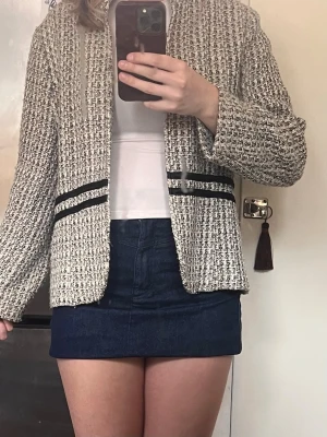 Tweedjacka/kavaj  - Svart vit tweedjacka med mönster, bra skick. Storlek 42 men mer som s-m 