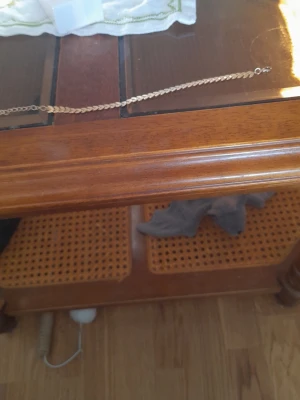 Guldfärgat kedjearmband - Snyggt armband i guldfärgad metall med platt kedjedesign. Perfekt accessoar för att lyfta din outfit med en stilren och klassisk touch. Armbandet har ett smidigt lås och passar till många olika stilar.