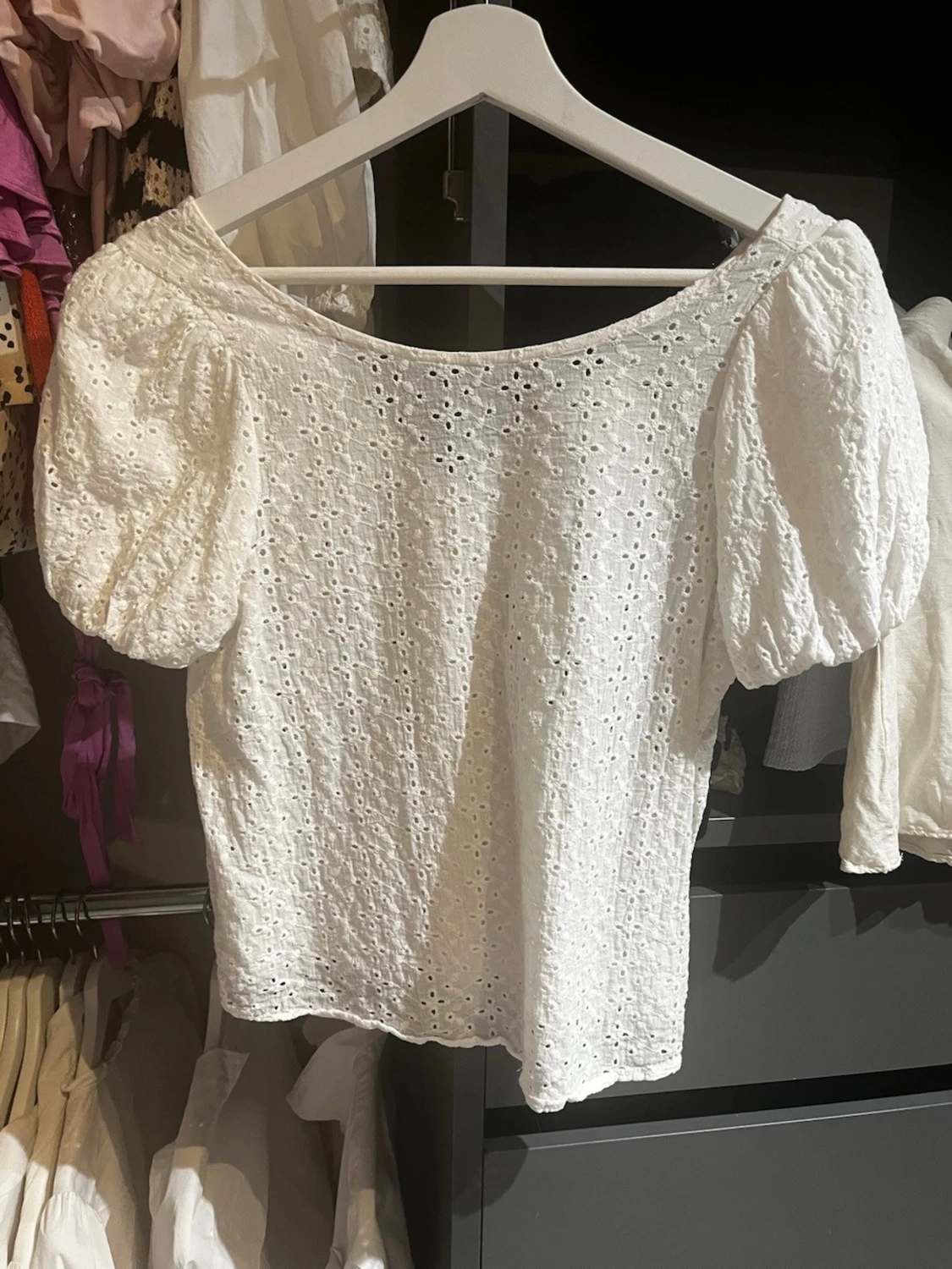 Vit blus med broderade detaljer - 1