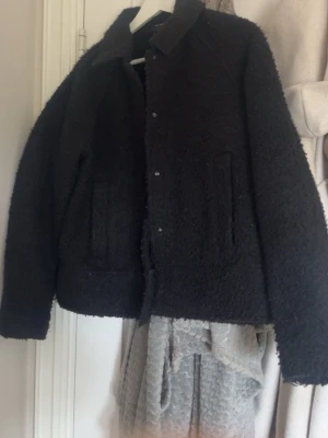Svart teddy jacka  - Svart kappa i teddy material från vero Moda, använt en hel del men är i fint skick. 