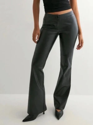 Skinnbyxor från Nelly - Svarta skinnbyxor från Nelly. Köpte för 499kr💗 säljer dessa för dom inte används.