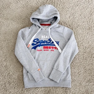Superdry Hoodie  - Tja! Säljer en Superdry Hoodie i storleken (S)-skick 9/10. Vid minsta lilla fundering hör av er! Först till kvarn!