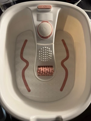 Fotspa med massage och bubblor - Fotspa i vit och rosa plast med massagefunktion och bubblor. Utrustad med en avtagbar massagevals och knottror för extra komfort. Perfekt för avslappning och egenvård hemma. Enkel att använda med knapp på ovansidan.