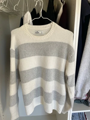 stickad tröja från hollister - stickad tröja från hollister storlek s aldrig anvädn
