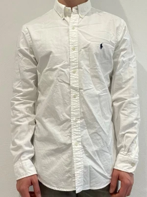 Vit skjorta från Ralph Lauren - Ralph Lauren skjorta || Storlek L || Skjortan är i bra skick || Modellen på bilden är 170cm och väger 62kg || Tveka inte på att höra av dig vid frågor eller funderingar 