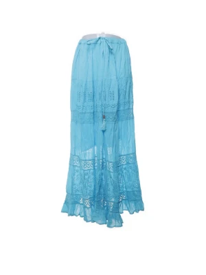 Blå långkjol med spets och volang - Turkos blå långkjol med spetsdetaljer och volangkant. Kjolen har knytband i midjan och är tillverkad i ett tunt, luftigt material som passar perfekt för varmare dagar. Snygg boho-vibe med genombrutna mönster och romantiska detaljer.