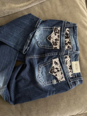 Miss Me jeans med spetsdetaljer - Säljer dessa super coola jeans från miss me, med Såå coola fickor🌷🤍