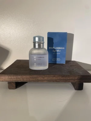 Dolce & Gabbana Light Blue Pour Homme - Fräsch parfym från Dolce & Gabbana, Light Blue Pour Homme Eau Intense. Flaskan är frostad och ljusblå med silverfärgad kork. Kommer i en snygg blå kartong. Perfekt för dig som gillar en modern och uppfriskande doft.