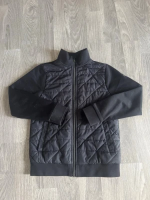 Boss cardigan - Svart boss cardigan med dragkedja