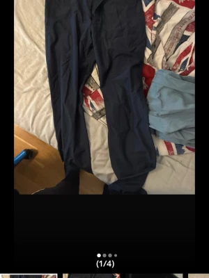 Mörkblå täckbyxor unisex - Säljer ett par mörkblå täckbyxor med rak passform. Perfekta för kalla dagar och utomhusaktiviteter. Byxorna är tillverkade i ett slitstarkt material som står emot vind och kyla. Snygg och enkel design utan synliga loggor eller detaljer. 