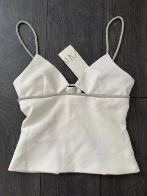 Zara topp - Helt ny topp från Zara med prislapp! Superfina glitter detaljer, går ej att få tag på längre!