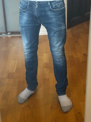 Replay Anbass hyperflex jeans - •Färg: Mörk blå med sköna ljusa detaljer  •Storlek: 31/32  •Skick: Mycket bra förutom lite slitningar vid änden av ena benet  •Passform: Slim fit (Anbass)  •Märke: Replay  •Modell: Anbass hyperflex