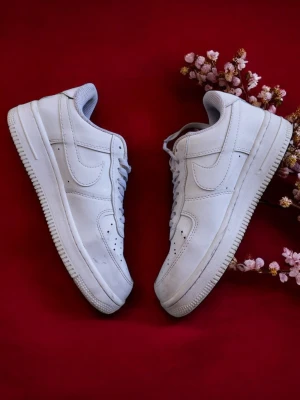 Nike air force 1 - vit - storlek 40 - mycket bra skick - 📦snabb frakt (24-48h)                                    👕storlek: 40                                             ✨️skick: mycket bra (nästan inga skador)  💬tveka inte att ställa frågor