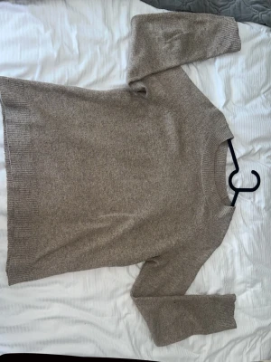 Beige stickad tröja från ONLY - Mysig beige stickad tröja från ONLY LIFE med rund halsringning och ribbade muddar vid ärmslut och nederkant. Tröjan har en enkel och stilren design som passar perfekt till jeans eller kjol. Materialet känns mjukt och skönt mot huden. Den e lite sliten men de ser man inte så mycket men inte trasig och den är inte i dåligt skick. Pris kan diskuteras 