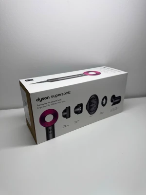 Dyson Supersonic Hårfön - Helt Ny - Helt ny och oanvänd Dyson Supersonic Hårfön i originalförpackning.   Endast öppnad för att ta bilder, plasten finns kvar.  Perfekt om du vill ha en riktigt bra hårfön eller vill överraska någon och ge bort som present!