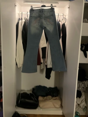 Ljusblå bootcut jeans - Aldrig använda! Från Gina 14+ i storlek S säljs pågrund av förstora. Det är uppsydda av en professionell och passar nån vid längden av ca 160. PRIS GÅR ATT DISKUTERA!
