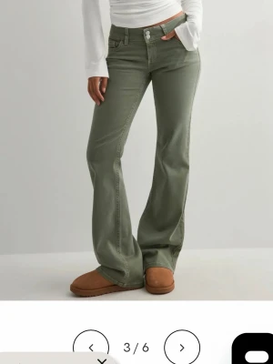 Bootcut jeans  - Snygga gröna bootcut jeans från Nelly. Jeansen har låg midja och är tillverkade i ett stretchigt bomullsmaterial för skön passform.