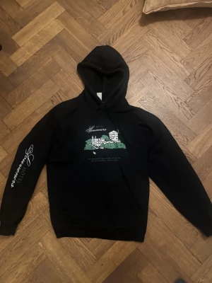 A.P.C. x JJJJound S - En fet hoodie från A.P.C i väldigt bra skick. Nypris: 2800kr Storlek: S