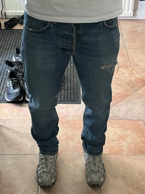 Nudie Jeans - Säljer dessa Nudie jeans i en snygg ljusblå färg som passar perfekt i varmare tider. Jeansen är i storlek 30/32 och modell Steady Eddie. Jeansen är mycket bra skick. Hör av er vid funderingar!