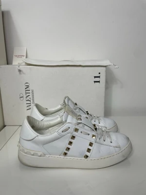 Valentino Rockstud Skor  - Säljer nu dessa Valentino Rockstud Skor med ett nypris på 7 700 kr!, skriv för fler bilder/frågor🙌🏼 