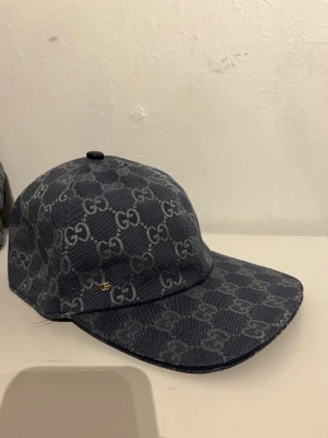 Blåa Gucci keps  - Fantastisk fin blå Gucci keps, vid fler frågor är det bara att skriva 