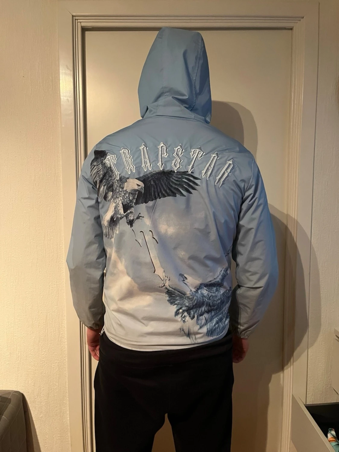 Blå vindjacka med örntryck från Trapstar - 1