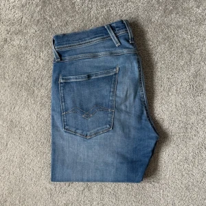 Replay Anbass W32 L30 - Säljer ett par schyssta Relplay Anbass jeans! Skick 8/10. Nypris: 1399. Storlek W32 L30. Skriv vid funderingar!